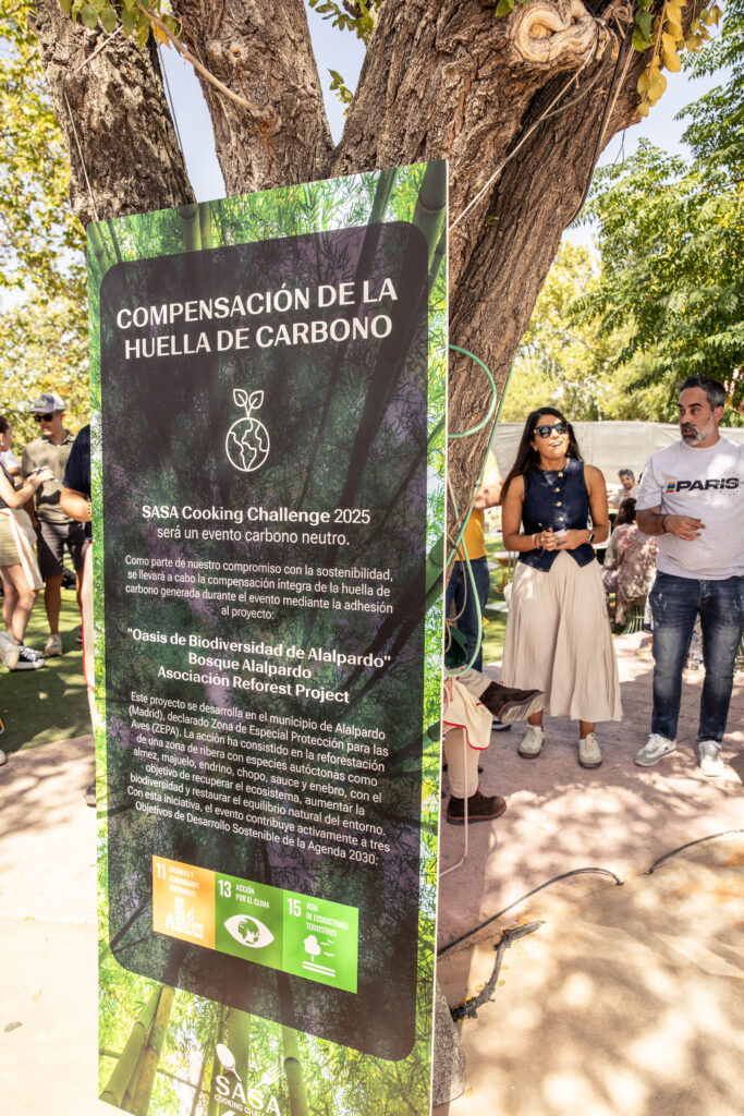 Imagen en evento RSC. Cartel de compensación de la huella de carbono.