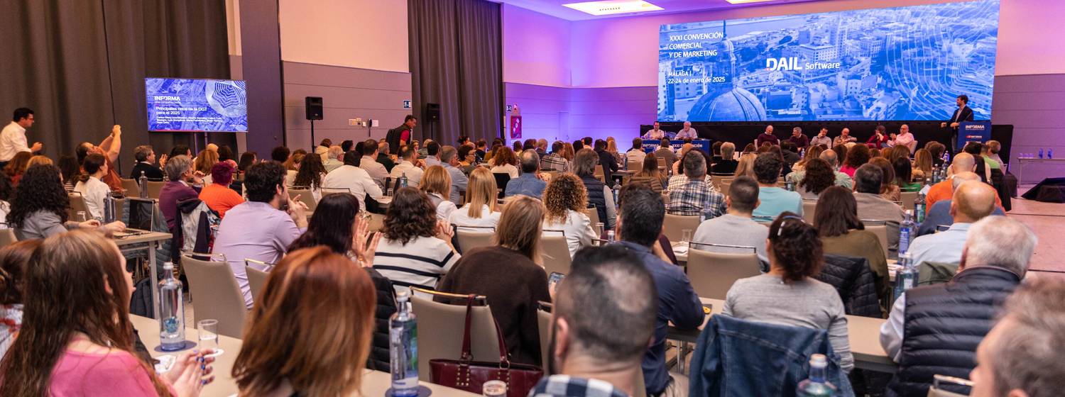 Asistentes en un evento corporativo organizado por Tower Bridge