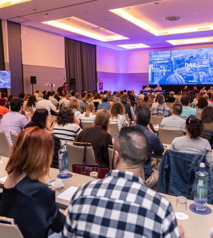 Asistentes en una sala durante un evento de Tower Bridge